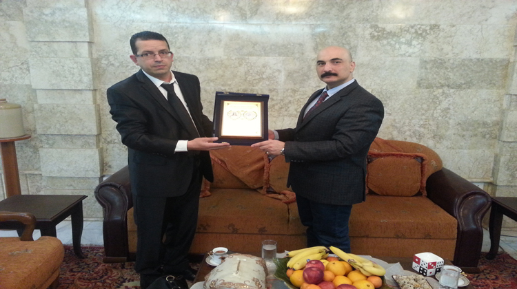L’association et l’union ont accordé le trophée scientifique commun au  ministre de communication et des affaires provinciales irakiennes